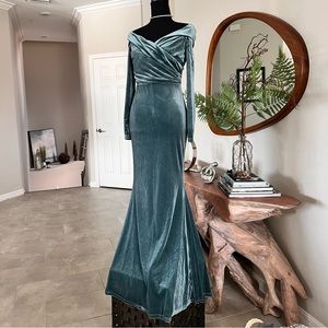 CLOSET CLOSEOUT SALE!! NWT Off Shoulder Velvet Dress with Slight Train